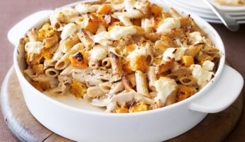 Sajtos-csirkés rakott penne édesburgonyával