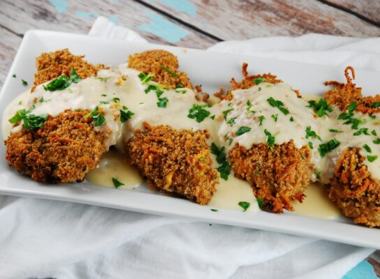 Fűszeres morzsában sült csirkemell sajtmártással