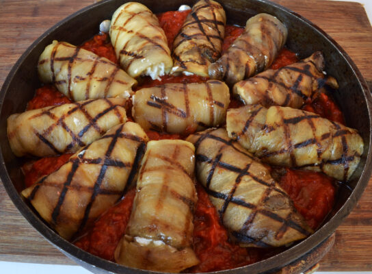 Padlizsántekercsek paradicsomban sütve