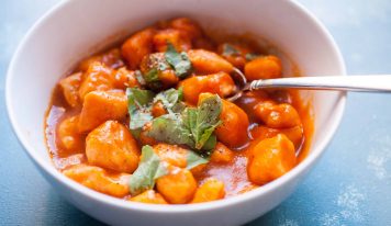 Édesburgonya gnocchi sült paprikakrémmel