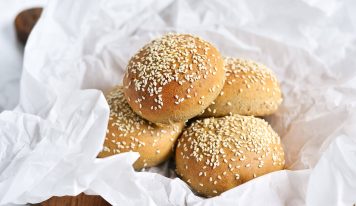 Szezámmagos kukoricalisztes zsemle