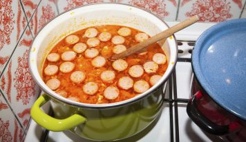 Fűszeres, káposztás virsli leves