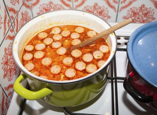 Fűszeres, káposztás virsli leves
