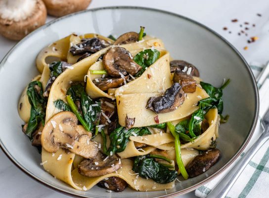 Házi szélesmetélt gombaszósszal