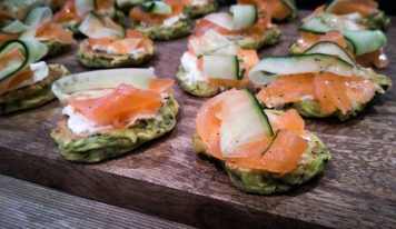 Cukkinis blini lazaccal