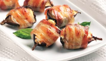Baconbe tekert kecskesajtos füge
