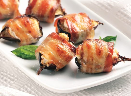 Baconbe tekert kecskesajtos füge