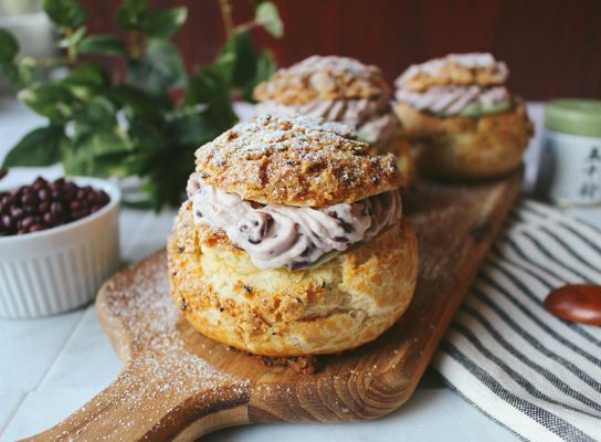 Áfonyakrémmel töltött képviselőfánk