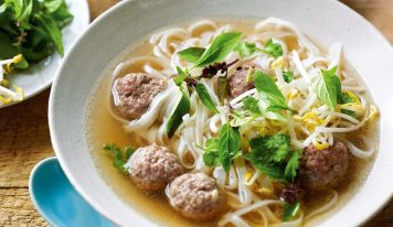 Füstölt sajtos csirkegombóc leves rizstésztával