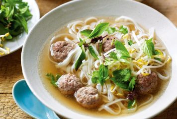 Füstölt sajtos csirkegombóc leves rizstésztával