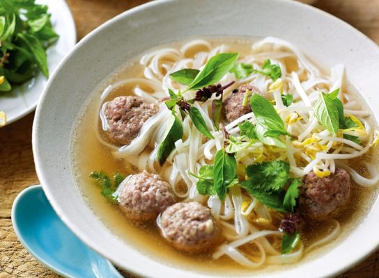 Füstölt sajtos csirkegombóc leves rizstésztával