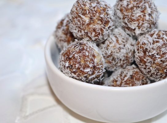 Kókuszkrémmel töltött kókuszgolyó