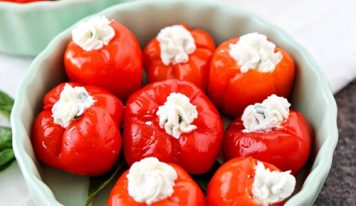 Fűszeres juhsajttal töltött paprika