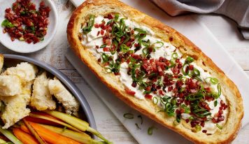 Hagymás krémsajttal töltött kenyér bacönnel